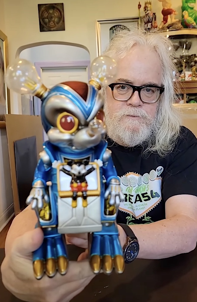 toysrevil's tweet photo. #TOYSREVILTOYNEWS
A peek at new incoming "Mecha Mousezilla" from @ronenglishart x @BlackBookToy ... availability info pending, cheers.

https://t.co/EZZ6oiQJNs

#ronenglish 
#BlackBookToy
#vinyltoy
#toynews
#toysblog https://t.co/DP0ZKwTkce