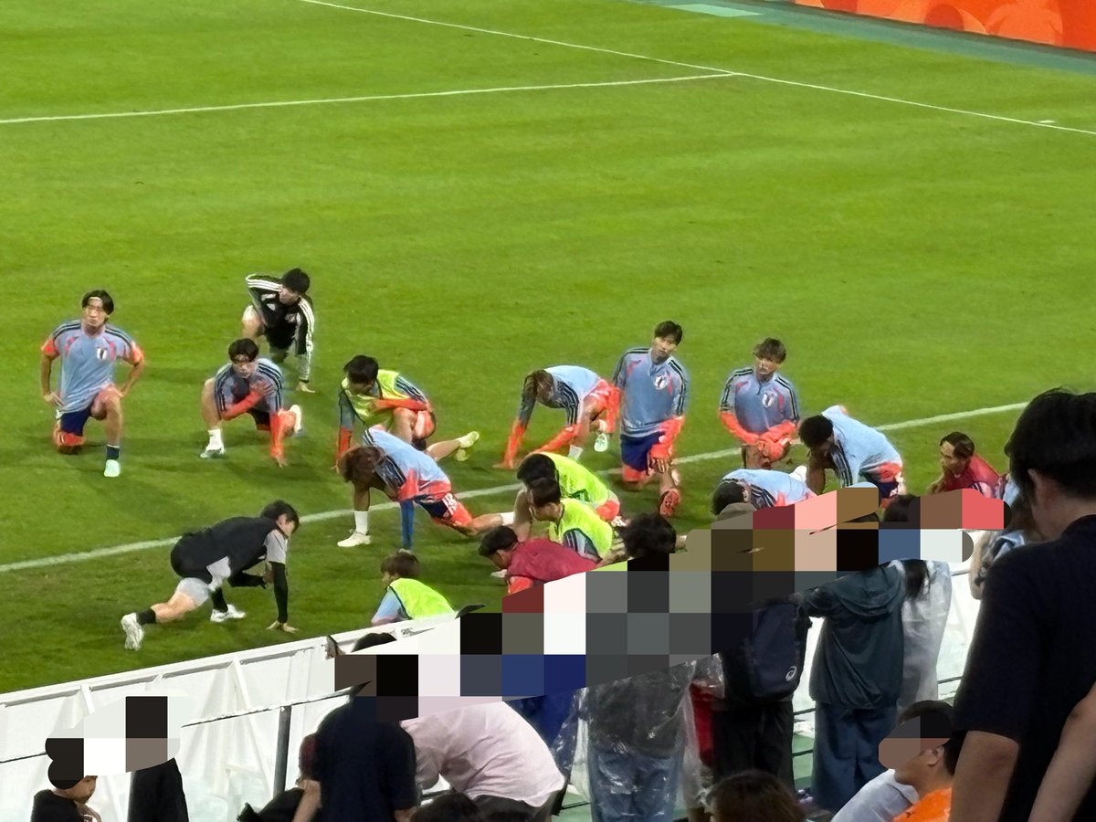 ILLzuWXjFAwjhwi's tweet photo. アジア大会サッカー運営見直した方がいいと思った事

１枚目いつものjリーグ試合時の最前列の様子

２枚目アジア大会行ってみて思った事

３枚目ウォーミングアップ中のマナーが悪い観客

＠TBS_TV_S1 
＠cbctv_sports 
#アジア大会
#アジア大会サッカーＵ21日本代表 https://t.co/mfA2CdIO9W