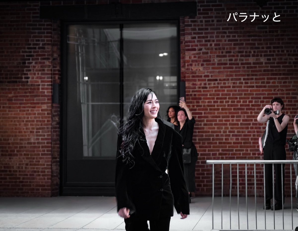 iwillalways00K's tweet photo. Still can’t move on from Lingling Kwong’s NYFW! Seeing her so happy makes this unforgettable milestone mean everything. ☺️ 

#CalvinKleinSS27xLINGLING
#NYFW #Linglingkwong‌ 
@linglingsirilak @CalvinKlein https://t.co/a6XBUzRoau