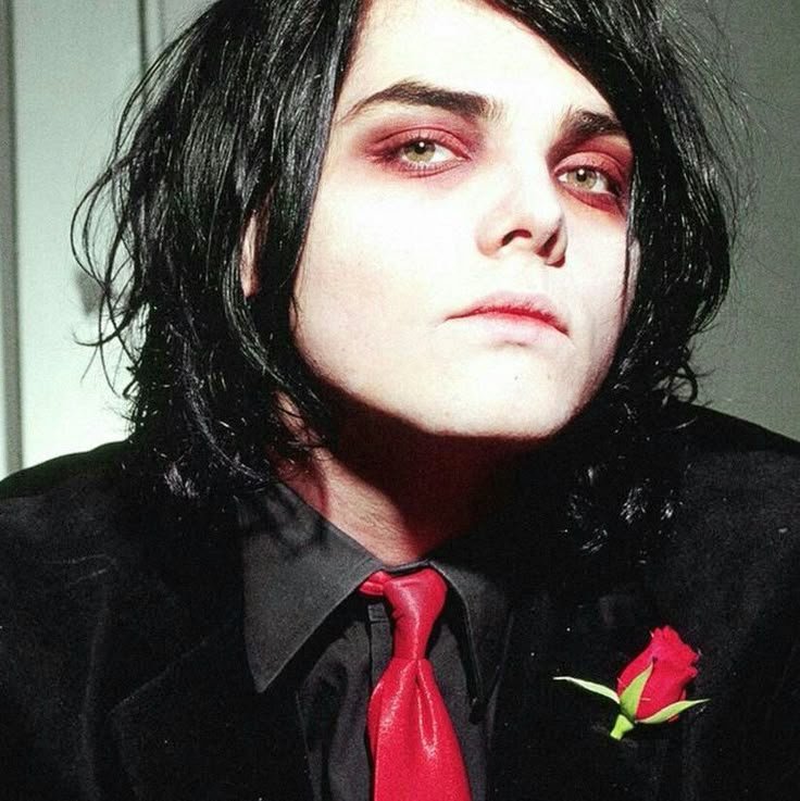 sky0comm's tweet photo. Gee!!! I think this is my first time drawing in this style...at first it seemed complicated, but then you get the hang of it #mychemicalromance #gee #gerard #gerardway https://t.co/Kl3Yd3UxzK