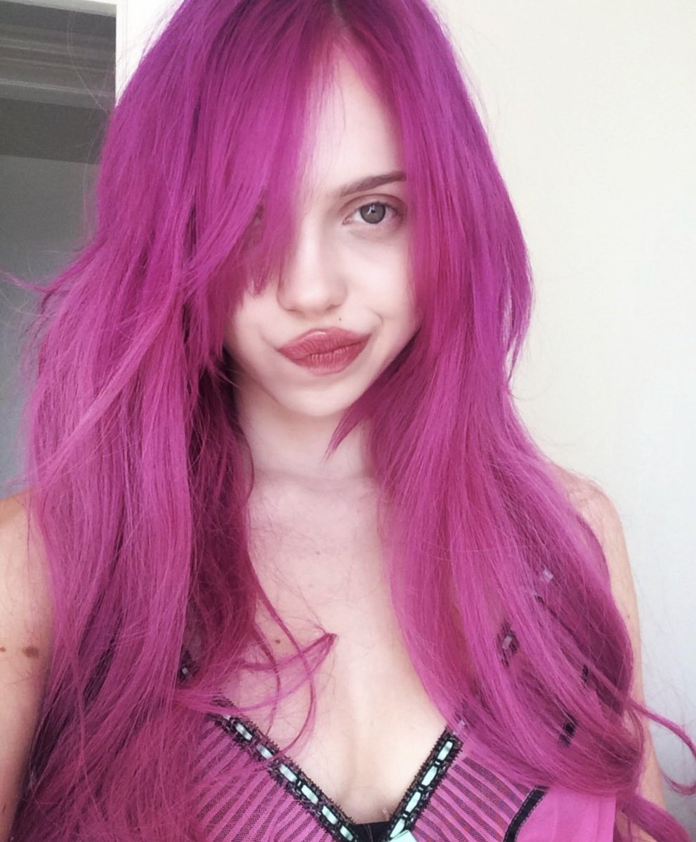 soclosetowhat's tweet photo. she’s so tumblr 2017 https://t.co/8VwC2JVI4q