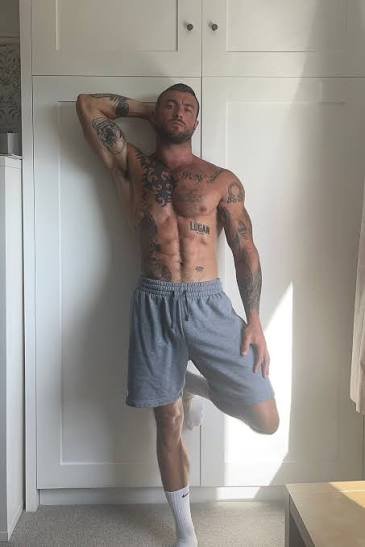 Jameshrdyx's tweet photo. What comes your mind when you see men built this way?? 
Gay ?? 🤣 https://t.co/rYQPyLAdtC