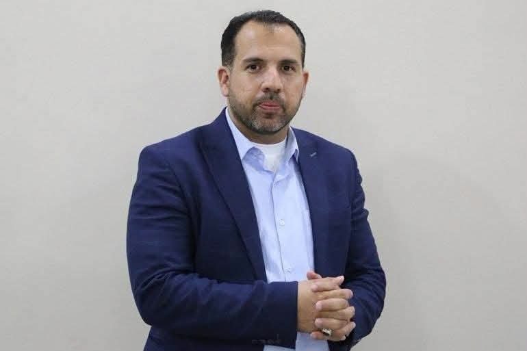 gaza_yahya42281's tweet photo. الصحفي الفلسطيني المعروف "علاء الريماوي" 

 اطلق مبادرة منذ أيام عبر صفحته في فيسبوك ليدعو المواطنين للتنازل عن ديونهم عن الغير قادرين على سداد ديونهم.. 

واسمى حملته "التنازل لله"، وقد حققت نجاحا واسعاً في الضفة الغربية، بإجمالي ديون تم اعلان اسقاطها عن الغارمين بقيمة 20 مليون دولار ‼️

هذا الأمر سبب غضباً لدى الاحتلال، ما دفعهم لاعتقاله قبل قليل من منزله بعد هجمة مسعورة نفذتها قوات اسرائيلية خاصة على أهل بيته..

ولمن يسأل، كيف تؤثر هذه الحملة في اسرائيل؟!

الجواب: الاحتلال يعمد على زيادة التضييق الاقتصادي في الضفة لحث السكان على الهجرة والرحيل، تماما كما في غزة، ولكن باسلوب ناعم..

وهذه الحملات من شأنها تعزيز صمود الناس، والتخفيف عنهم، وشد اواصرهم وتعزيز روح التعاون بينهم... وبالتأكيد يقوض اهداف اسرائيل!

- الحرية للصحفي العزيز والقدير، الوطني وابن فلسطين المُخلِص لها، الاستاذ علاء الريماوي.