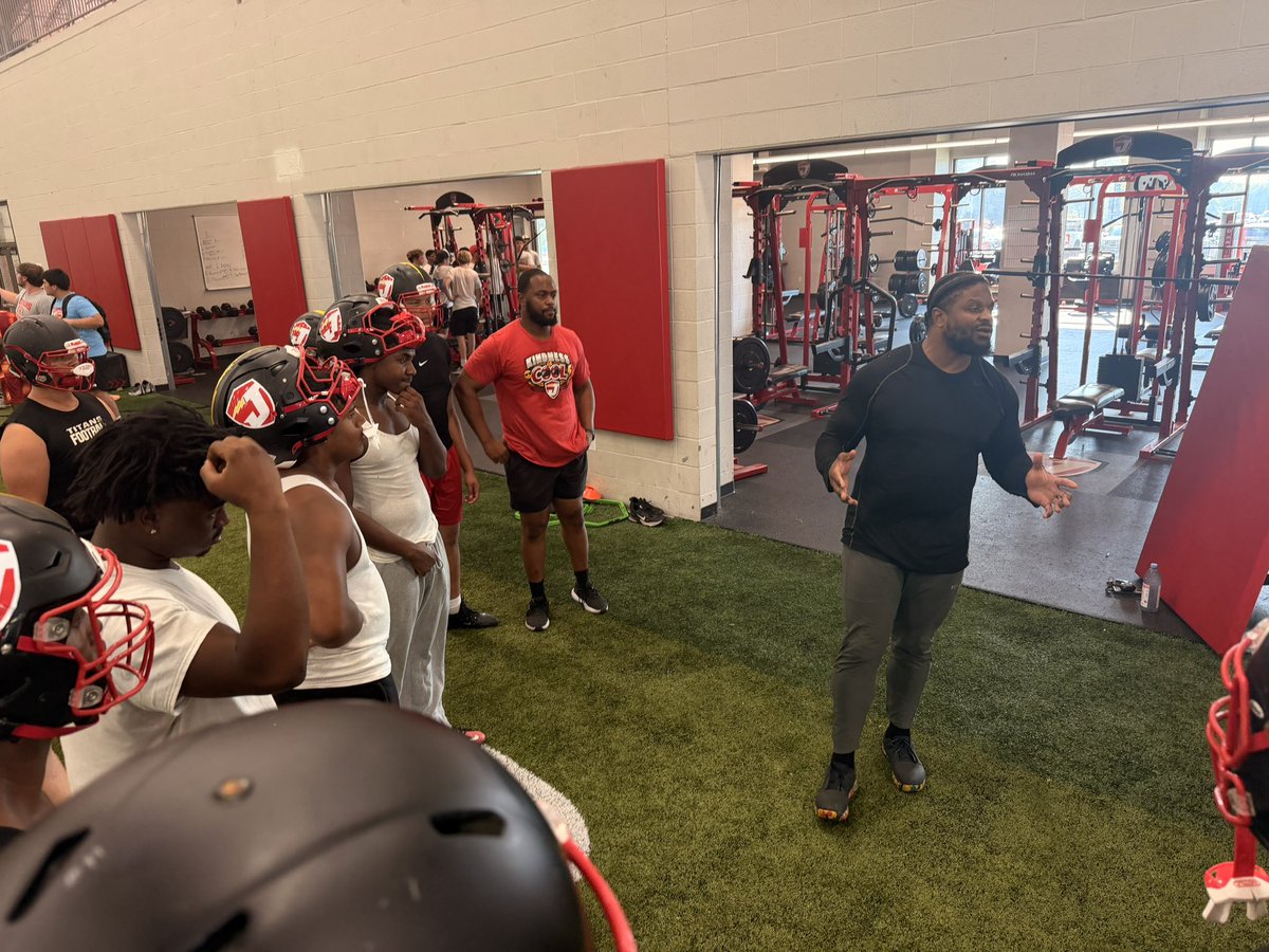 CRSportsLive's tweet photo. Got a text this from Jacksonville great and superbowl winning D Tackle @ClintMyles asking me if he could come work with the D Line today. My answer  was “well YES”. Always good when legends come thru and give their time. https://t.co/XPhnt69umW