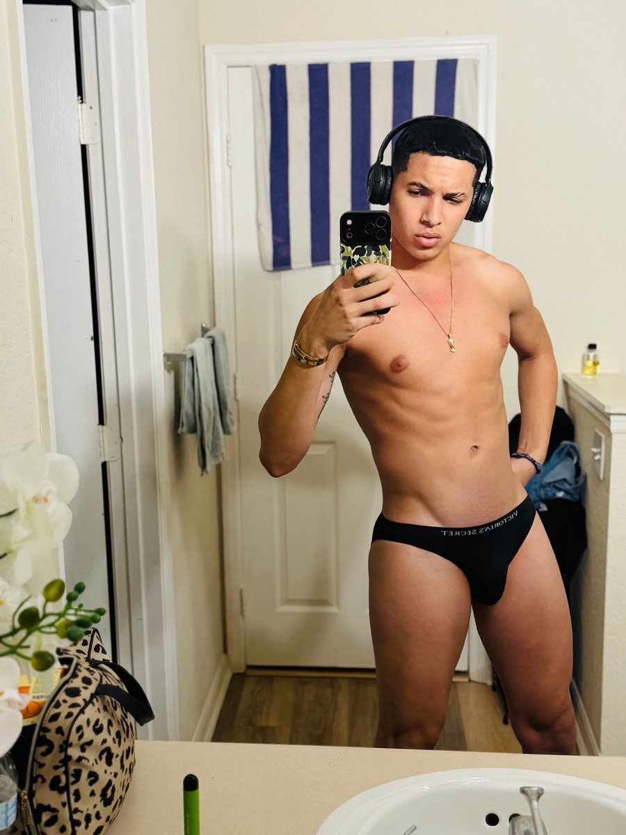 GigyOfficial's tweet photo. Black suits me better. 🗝️
 #pichot #latinboy #victoriasecret #gay #orlando #blackcolor https://t.co/r7YqJm2omc