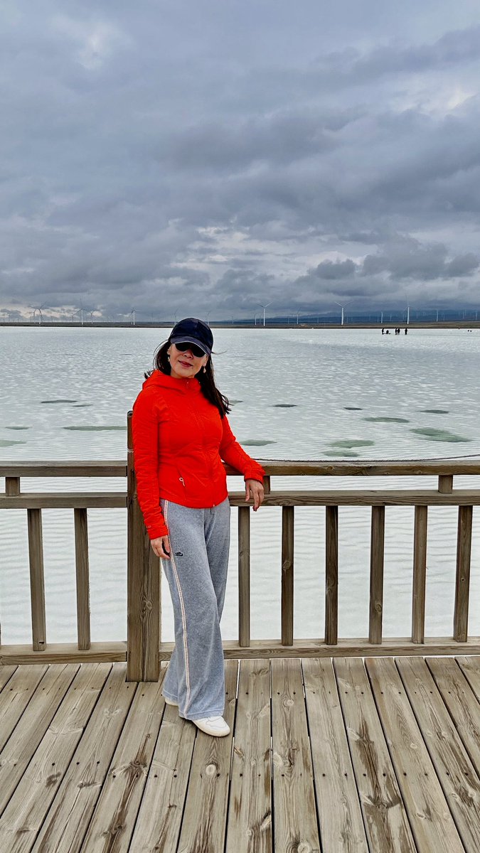 bobosiu21's tweet photo. 茶卡盐湖，是聽說中的天空之鏡，澄澈的盐湖湖面如镜面一般，雲朵與遙远的天空倒映，可惜天空不做美，沒有拿到最佳效果。

紅衣女子在輕風夾著細雨中漫步🚶‍♀️，與灰白相互輝映，感受一下青海淨土留下獨有溫情記憶⋯⋯ https://t.co/wpA9iYpbrg