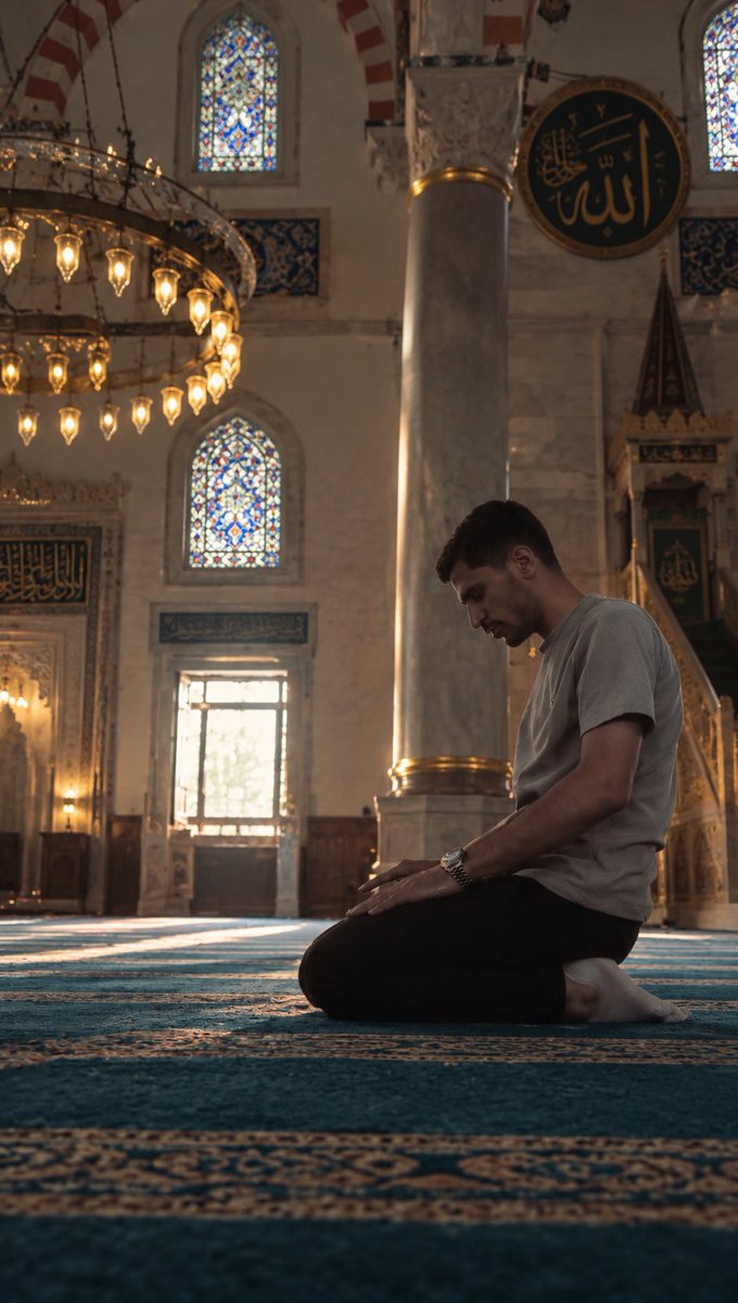 ozer_erk's tweet photo. Mekke-i Mükerreme’ye yapılan saygısızlık, İslam âlemine yapılmış bir saygısızlıktır.

“Dünya yorarsa, secde dinlendirir.
Çünkü huzur, Allah’a yakınlıktadır.”

#زمان_الجميل https://t.co/yLWj644r58