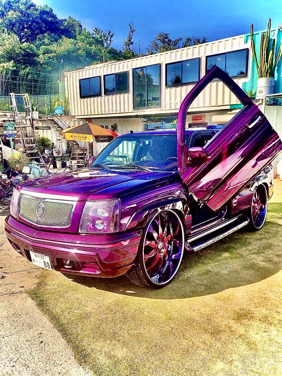 blenda_kiku888's tweet photo. WESTGANGにとてつもないエスカレードが
メンバーいり🟣🤝
元々代表HAYATOもお気に入りの車の1台でLOW STYLEの
フルカスタムエスカレード🔥
今後共皆さんお見知りおきを！！

🇺🇸 @westgang

#westgang関西
#westgang関東
#westgang https://t.co/GsBxG1sjI7