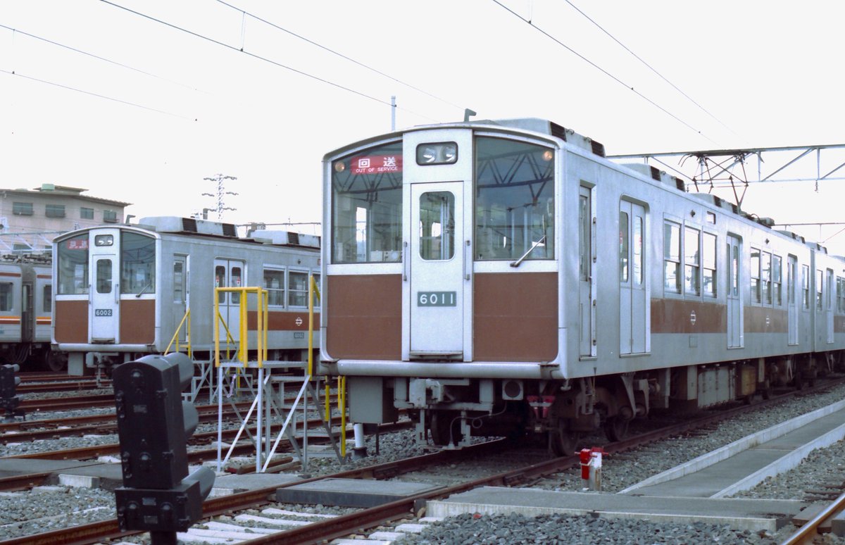 takamatsubus's tweet photo. 大阪市営地下鉄　晩年の60系　01～03と11.12の5列車が冷房改造されましたが、外観的には冷房装置の取り付けと交差型パンタグラフ、客扉の更新など新造当時の欠点を補ったスタイルとなり、美しさに磨きがかかったと思っています。 https://t.co/RWBOYKSDG7