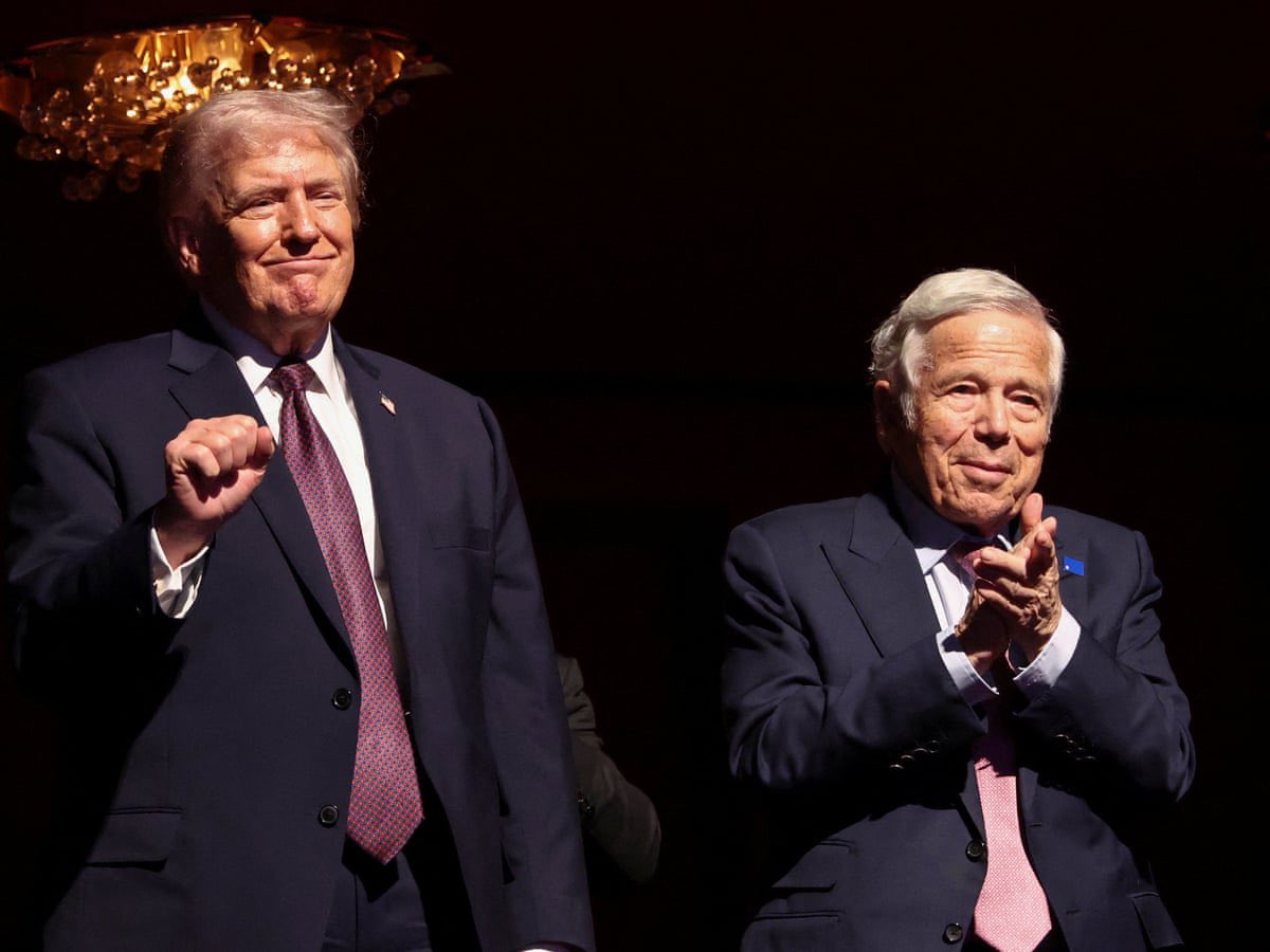 LaTayMexicana's tweet photo. Por si no saben quién es Robert Kraft el billonario que censuró a Macklemore en el tour de Ed Sheeran:

•Es dueño de los Patriots
•Tuvo cargos por solicitar prostitución en un spa acusado de tráfico de personas. Los cargos fueron desestimados sólo porque los videos donde se le captaba no se pudieron presentar como pruebas.
•Es de los mayores donadores a la AIPAC, el lobby israelí más influyente en EUA.
•Ha llevado a los jugadores de los Pats a Israel a conocer y apoyar a los soldados de ese país.
•Recientemente instaló un centro de monitoreo de redes sociales en Gillette Stadium (de su propiedad) según para verificar mensajes antisemitas, en realidad están monitoreando cualquier discurso negativo sobre Israel.
•Aparece en los archivos Epstein, era su amigo cercano y de hecho su abogado le llevó el caso por los cargos de solicitar prostitución. 
•Tiene una relación personal con Net*nyahu.
•Ha encabezado múltiples esfuerzos de censura, tanto a jugadores pro Palestina como de los estudiantes de Columbia que protestaron (de los casos conocidos). 
•Es MAGA