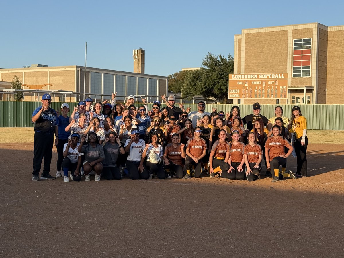 WTWhiteSB's tweet photo. Marsh vs Walker for feeder pattern night. The future of W.T. White softball is birght!

#LonghornPride🤘 https://t.co/gbZNZHC1tF