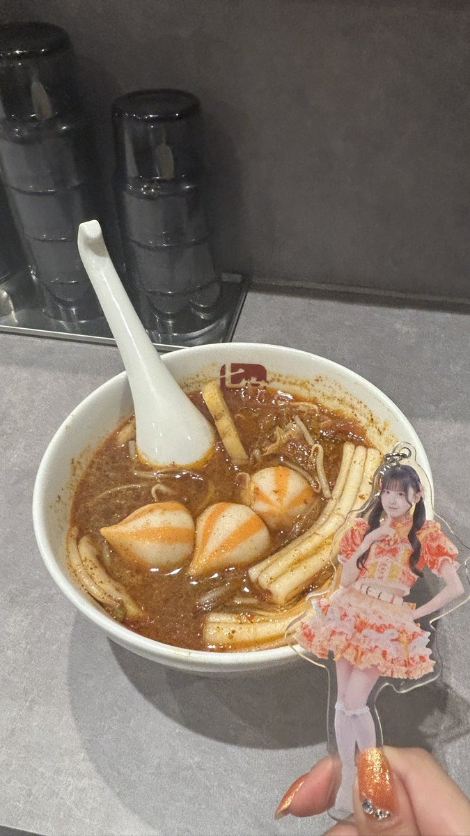 3Vqoa's tweet photo. チェキ飯食べるお酒は20歳なってからです https://t.co/jtw5vyo3kh
