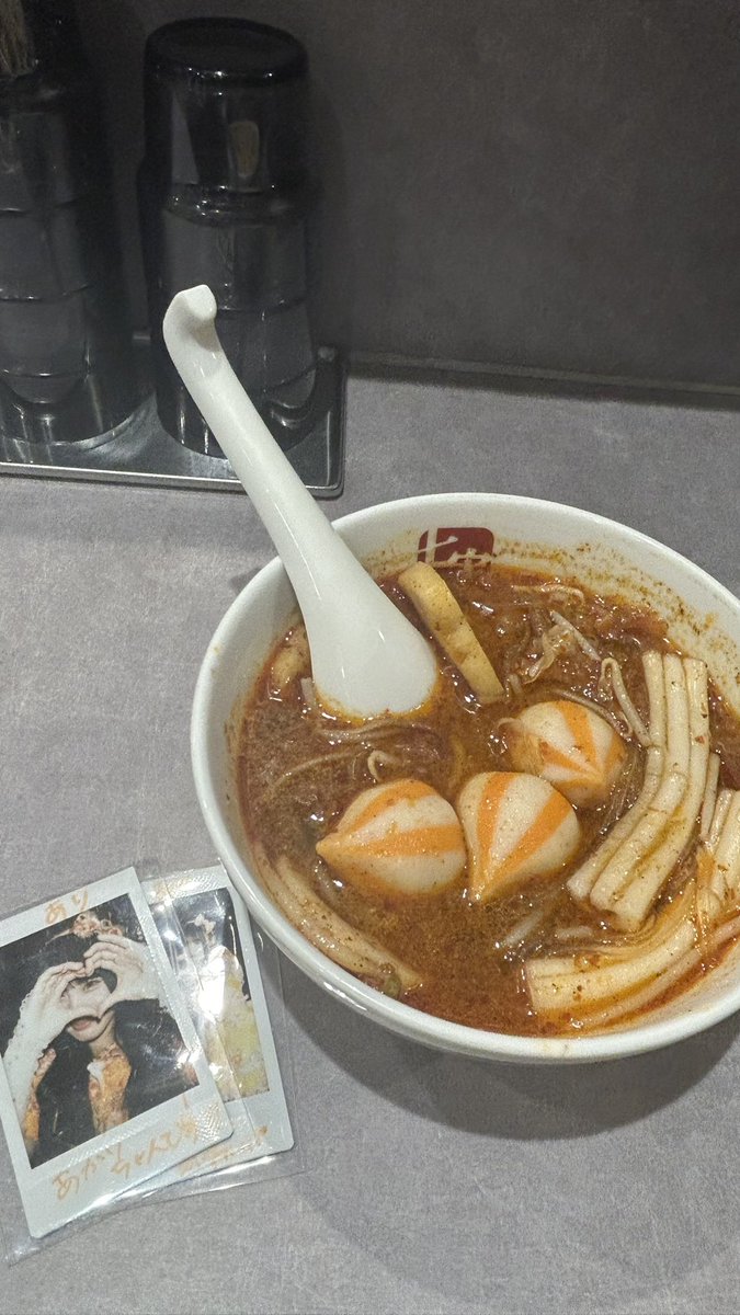 3Vqoa's tweet photo. チェキ飯食べるお酒は20歳なってからです https://t.co/jtw5vyo3kh
