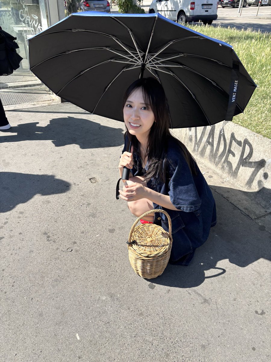 miku_2ndbook's tweet photo. 🍣オフショット公開🍣

よくご質問いただく、日焼け対策☀️
ロケ用の大きな日傘をさしていましたよ〜☂️

🤍Amazon https://t.co/fCN7S13qA5
🤍@ Loppi&amp;HMV https://t.co/4VG442Ux2k
🤍Sony Music Shop https://t.co/0635ugJXIV
🤍楽天ブックス https://t.co/C35lP4lsYp https://t.co/q9BdbA5x2J
