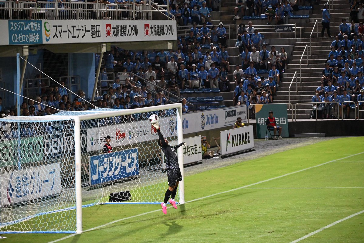 yuicy4110's tweet photo. チディー！！
✨100試合達成おめでとう‼️👏✨
この時を待っていたから嬉しい😭🥳

これからも応援してる📣
チディ、ナイスキー！！🧤😆🇳🇬

#誕生日もおめでとう https://t.co/9tDBHO66QK