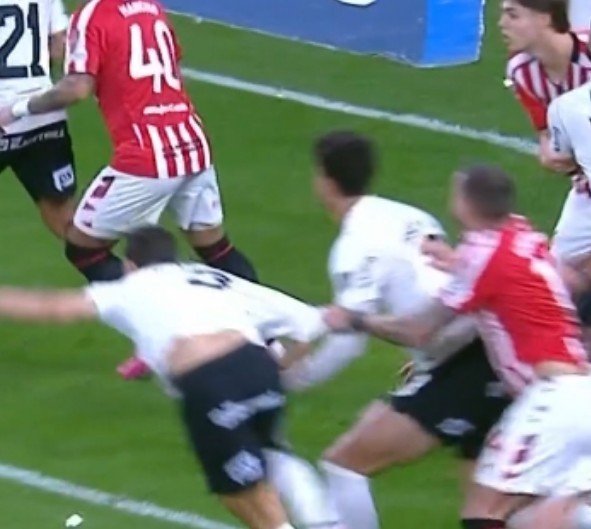 NJanfren's tweet photo. Gabriel Paulista foi TOTALMENTE PUXADO DENTRO DA ÁREA e esse arrombado não marcou pênalti.

Inacreditável. Nem 15 minutos de jogos e já fomos roubados de forma bizarra.

Amarelo no Bidon.
Falta no Matheuzinho.
Pênalti não marcado. https://t.co/Mf3VJyAjxh