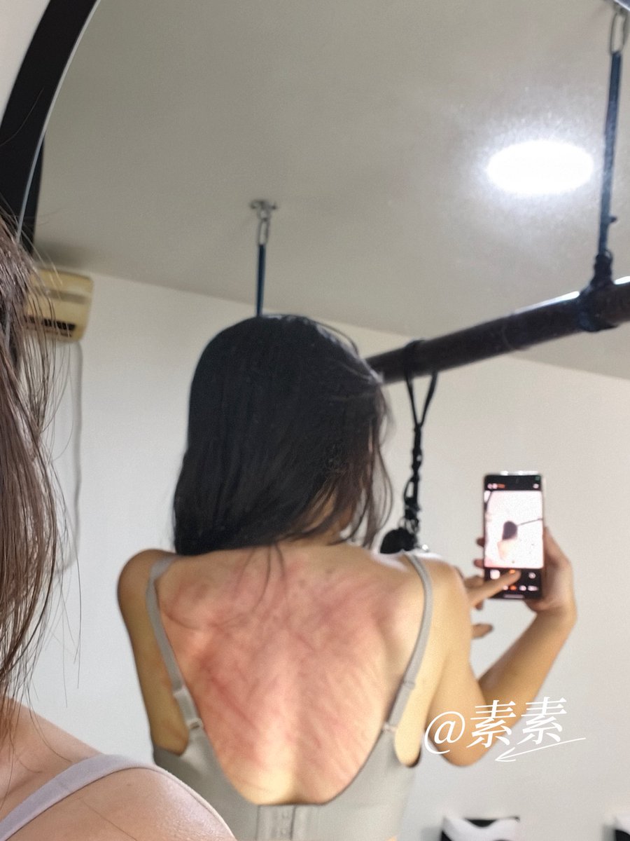 susu668__'s tweet photo. 那些痕迹 是我们共同的记忆
执鞭：@TJ_LaoBai 
图3是815@815poshengdao 长鞭展��的的美味痕迹
那是一个有魔力的地方 让人轻松 开心自在满足又幸福
痛苦也有一种魔力 他时而像是对那些错误的释然 时而像是那些紧张的答案 时而又像主人的奖赏天降的甘霖,时而又像巨浪 激烈释放中把人推向更高更高的高潮 https://t.co/cj1Q07TY6g