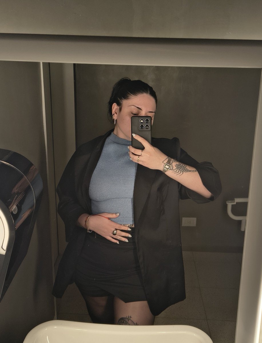 unlov3able_'s tweet photo. omg un color en mi outfit hiiiii https://t.co/HVIfpSxR6I