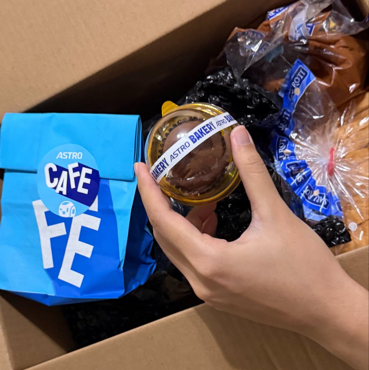 ssiyanim's tweet photo. maksud gw kayaknya astro ga perlu lah lengkap2 bgt soalnya gw mau beli roti sama telor malah kecheckout dubai chewy cookie jam 7 pagi😭😭😭😭😭😭😭😭😭😭😭😭😭😭😭😭😭😭😭😭😭😭😭😭😭😭😭 https://t.co/Xv1nNhTDyc