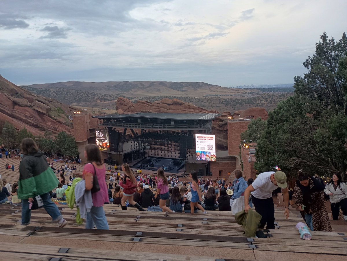 OceanSumme18493's tweet photo. It is a wonderfully windy night. #rolemodel #RedRocks #ConqueringAgoraphobia https://t.co/i95Qyr1hKp