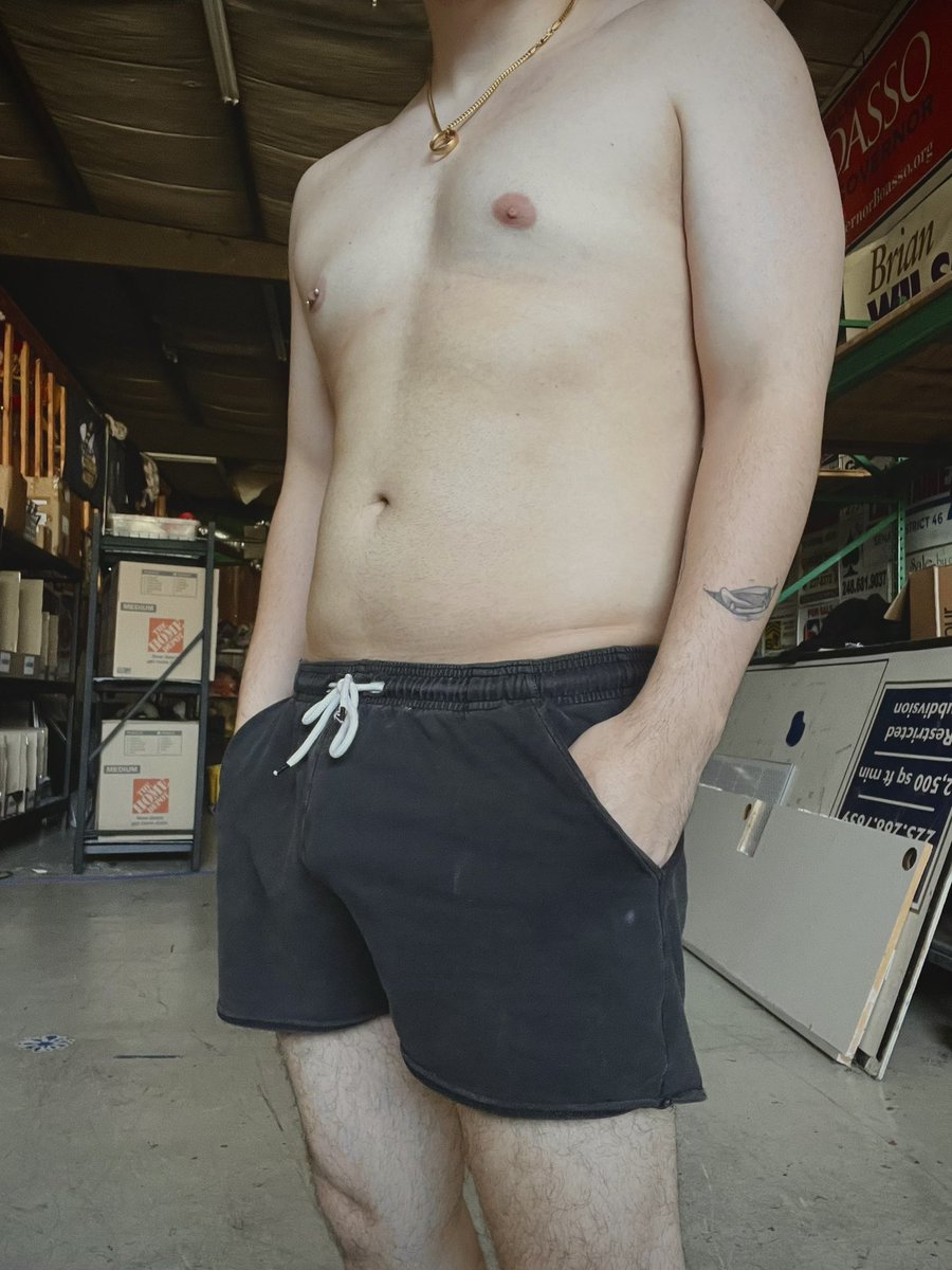 Hiimoutboy's tweet photo. Another fun day alone at work uwu https://t.co/AmLExa42bQ