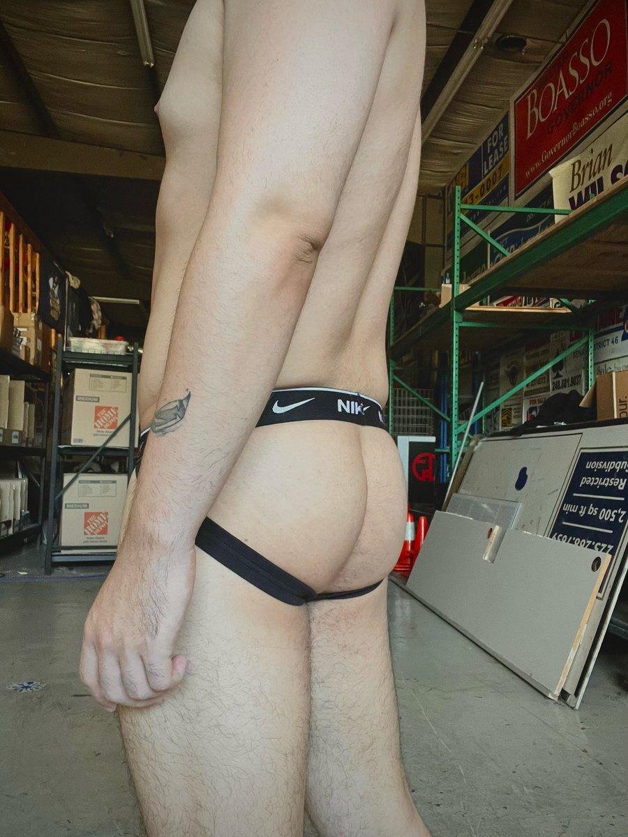 Hiimoutboy's tweet photo. Another fun day alone at work uwu https://t.co/AmLExa42bQ