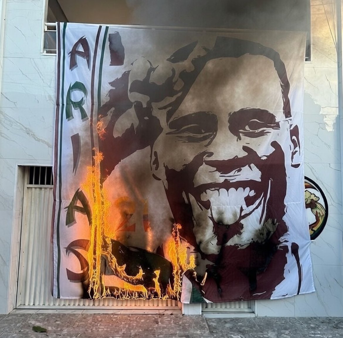 gabrielffc17's tweet photo. Ninguém morre nos devendo https://t.co/XhUMXF6sNi
