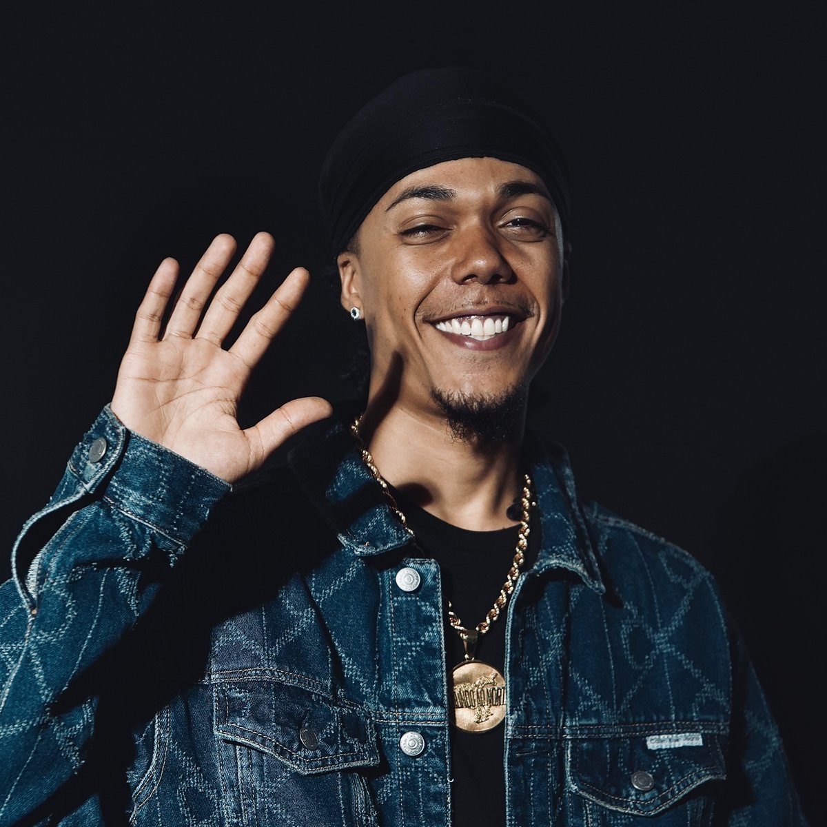 RapMais's tweet photo. 🕰️ 11 ANOS DEPOIS, SANT LANÇA SEGUNDO VOLUME DE “O QUE SEPARA OS HOMENS DOS MENINOS”

O rapper retorna ao projeto que marcou sua trajetória para revisitar, agora sob outra perspectiva, temas como amadurecimento, família, perdas, reencontros e passagem do tempo.

Com 11 faixas, o álbum traz participações de Emicida, L7NNON, Duquesa, Céu, Bia Ferreira, MC Marechal, Tiago Mac, Lil Whind, 2ZDinizz e mais.