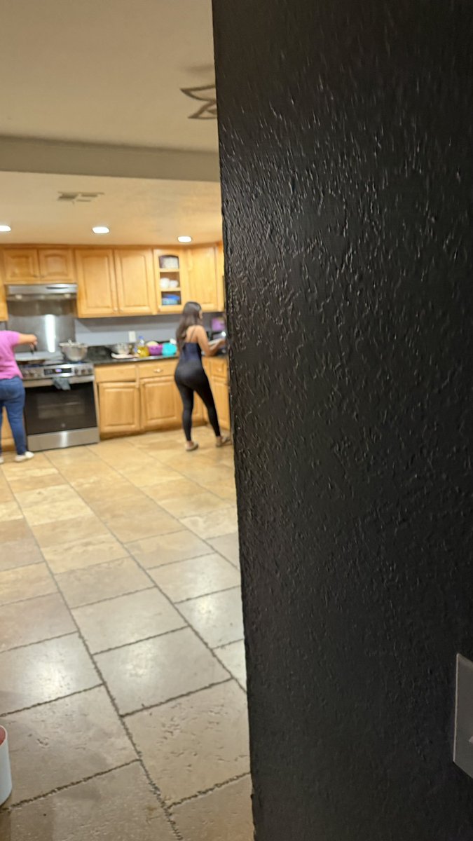 scijji's tweet photo. my cousin ass so fat😩 lmk if i should post her pics and her creep shots https://t.co/jwxSBMvK17