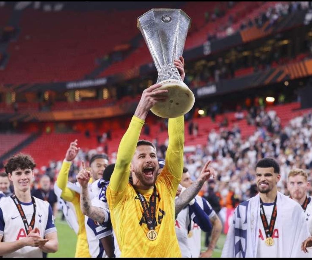BINMIS7AL's tweet photo. ⚪️⚫️🏆 أربعة لاعبين.. وثلاث كؤوس متتالية: يوفنتوس يملك داخل غرفته «خريطة» الوصول إلى نهائي الدوري الأوروبي..

سباليتي يبدأ رحلة يوفنتوس الأوروبية ومعه تفصيل مهم جدًا: 4 لاعبين في قائمته رفعوا الدوري الأوروبي خلال آخر 3 نسخ فقط.

كوبمينرز بطل 2024 مع أتالانتا: 12 مباراة وصناعتان في الطريق نحو الكأس.

فيكاريو وسار بطلا 2025 مع توتنهام أمام مانشستر يونايتد؛ فيكاريو لعب 9 مباريات واختير ضمن فريق البطولة، وسار شارك 13 مرة وسجل هدفين، وكانت عرضيته في النهائي وراء هدف التتويج.

ثم دوغلاس لويز، صاحب الذكرى الأحدث، بعدما توج مع أستون فيلا في مايو الماضي بالفوز 3-0 على فرايبورغ في النهائي.

يوفنتوس نفسه يعرف هذه البطولة جيدًا: 3 ألقاب تاريخية، لكن آخرها يعود إلى 1993، بينما انتهت محاولتاه الحديثتان في نصف النهائي أمام بنفيكا 2014 وإشبيلية 2023.

ولهذا كانت رسالة فيكاريو واضحة: الخطأ هو النظر للدوري الأوروبي الآن كعبء ثانوي ثم الاهتمام به عندما يأتي مايو.. من يريد الوصول إلى فرانكفورت يوم 26 مايو، فعليه أن يبدأ التعامل مع الكأس كهدف من الليلة الأولى.

سباليتي لا يملك فقط لاعبين سبق لهم الفوز بها.. بل يملك أربعة شهود على آخر ثلاث طرق انتهت برفع الكأس!