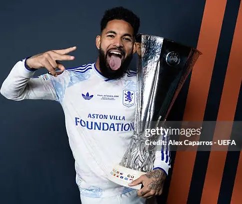 BINMIS7AL's tweet photo. ⚪️⚫️🏆 أربعة لاعبين.. وثلاث كؤوس متتالية: يوفنتوس يملك داخل غرفته «خريطة» الوصول إلى نهائي الدوري الأوروبي..

سباليتي يبدأ رحلة يوفنتوس الأوروبية ومعه تفصيل مهم جدًا: 4 لاعبين في قائمته رفعوا الدوري الأوروبي خلال آخر 3 نسخ فقط.

كوبمينرز بطل 2024 مع أتالانتا: 12 مباراة وصناعتان في الطريق نحو الكأس.

فيكاريو وسار بطلا 2025 مع توتنهام أمام مانشستر يونايتد؛ فيكاريو لعب 9 مباريات واختير ضمن فريق البطولة، وسار شارك 13 مرة وسجل هدفين، وكانت عرضيته في النهائي وراء هدف التتويج.

ثم دوغلاس لويز، صاحب الذكرى الأحدث، بعدما توج مع أستون فيلا في مايو الماضي بالفوز 3-0 على فرايبورغ في النهائي.

يوفنتوس نفسه يعرف هذه البطولة جيدًا: 3 ألقاب تاريخية، لكن آخرها يعود إلى 1993، بينما انتهت محاولتاه الحديثتان في نصف النهائي أمام بنفيكا 2014 وإشبيلية 2023.

ولهذا كانت رسالة فيكاريو واضحة: الخطأ هو النظر للدوري الأوروبي الآن كعبء ثانوي ثم الاهتمام به عندما يأتي مايو.. من يريد الوصول إلى فرانكفورت يوم 26 مايو، فعليه أن يبدأ التعامل مع الكأس كهدف من الليلة الأولى.

سباليتي لا يملك فقط لاعبين سبق لهم الفوز بها.. بل يملك أربعة شهود على آخر ثلاث طرق انتهت برفع الكأس!