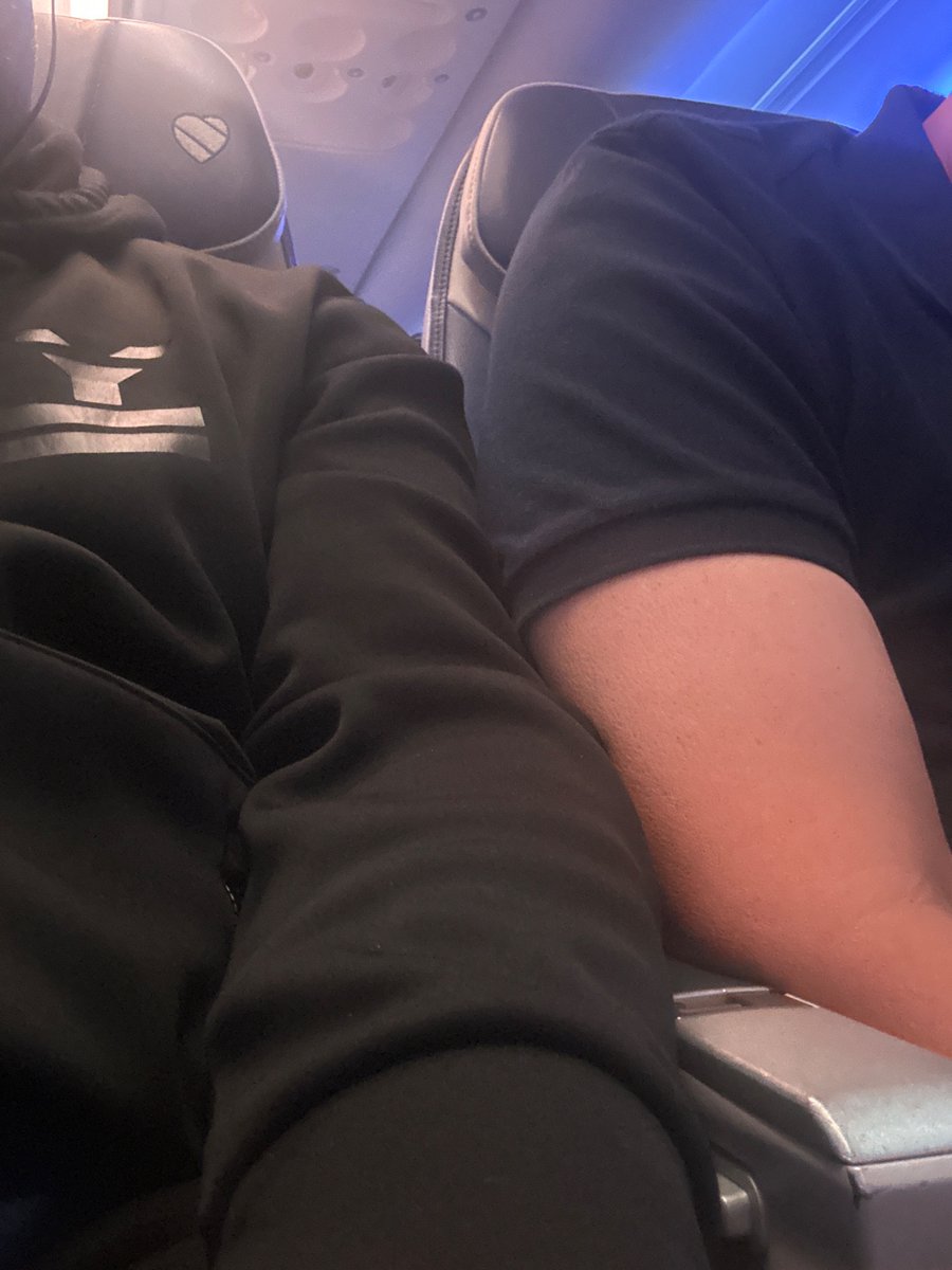 Marc38129879's tweet photo. @SouthwestAir Not the most comfortable flight 😡. Hot as hell on this WN3610. Can't move my arm and staff won't do anything about it . Other airlines staff would catch and make suggestions . https://t.co/IyJJub3AsN