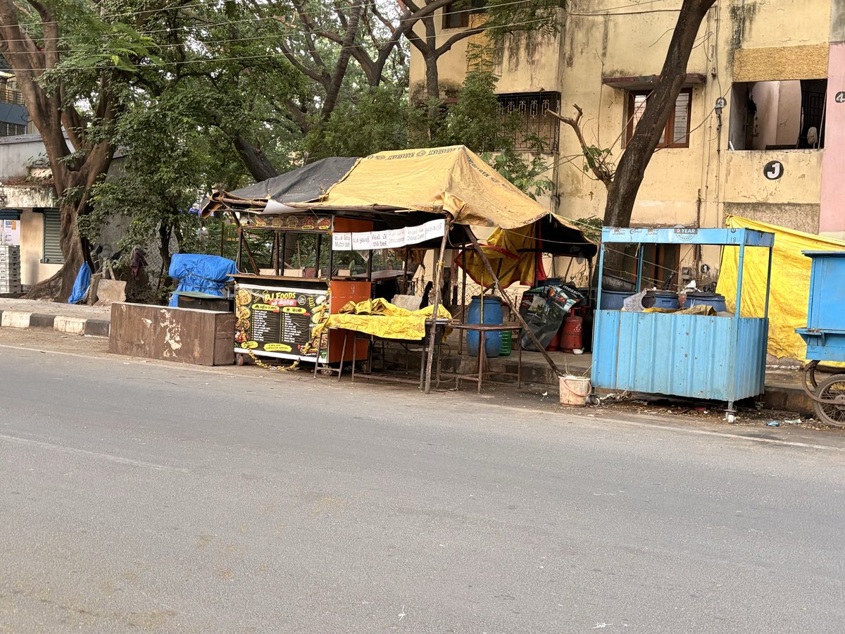 ArasuR11's tweet photo. Kindly remove all the illegal encroachments which causes severe inconvenience to commuters and major safety risks for pedestrians, especially children and the elderly, where they are forced to walk on the road, the new pavements are unusable, kavimani salai, Mogappair west @chennaicorp @sameerangs @rhevanth95 @CMOTamilnadu #zone07 @reclaimchennai