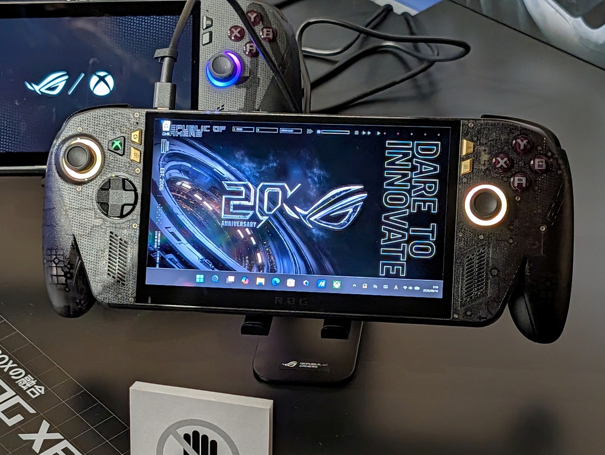 game_watch's tweet photo. 「ROG Xbox Ally X20」予約開始。10月16日発売で価格258,800円　完成度さらに成熟。7.4型有機ELディスプレイ搭載、可変式D-PadやTMRアナログスティッ… https://t.co/ozzjIAyaGc https://t.co/dsAs9yBH3X