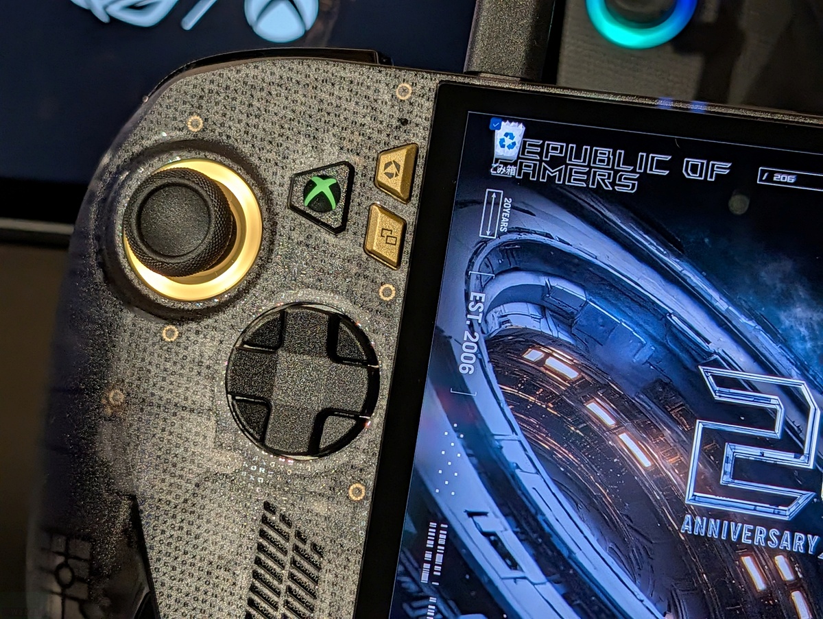 game_watch's tweet photo. 「ROG Xbox Ally X20」予約開始。10月16日発売で価格258,800円　完成度さらに成熟。7.4型有機ELディスプレイ搭載、可変式D-PadやTMRアナログスティッ… https://t.co/ozzjIAyaGc https://t.co/dsAs9yBH3X