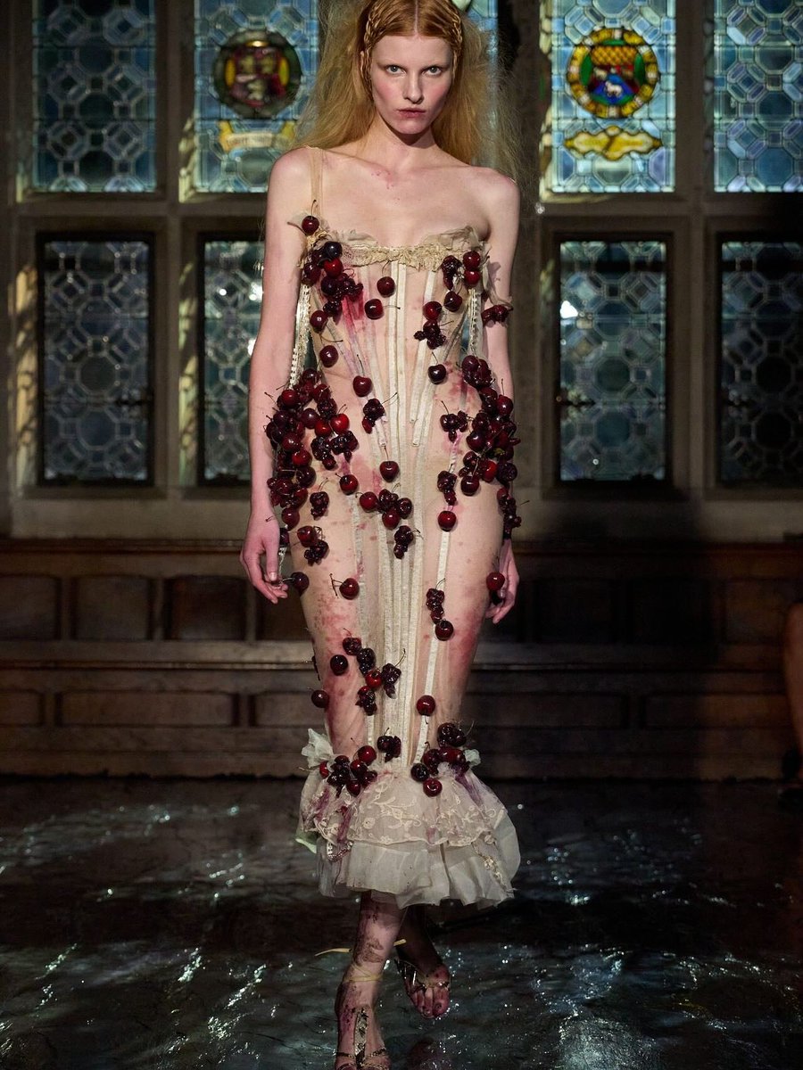 solisolsoli's tweet photo. The cherry is the pattern · Dilara Fındıkoğlu https://t.co/sJ0q8R6bFm