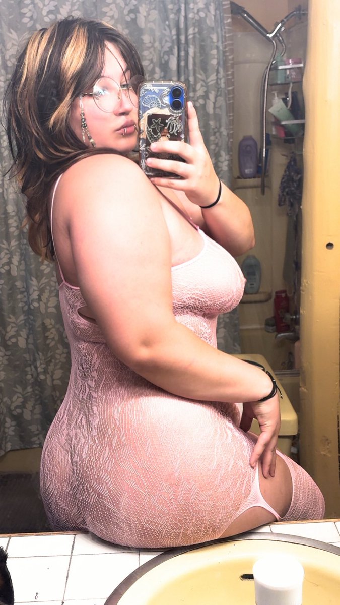 princessscvm's tweet photo. Lobster too buttery steak too juicy type shit #goonette #nsfwtwt #horny #sizekink #fishnets https://t.co/wTmes2LA4U