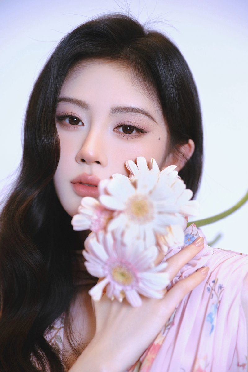 kikvchanj's tweet photo. 【🦋┆ The evening breeze arrives carrying the scent of flowers, while a soft glow lingers in my hair. As time slowly settles into its own rhythm, beautiful moments quietly take root and bloom in their own time】 https://t.co/4oJjK899vU
