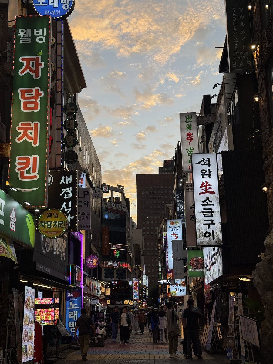 tomaouad's tweet photo. Accidentally just stayed in the worlds coolest neighbourhood, can confirm CNN are onto something https://t.co/qNMZ1ACxUG