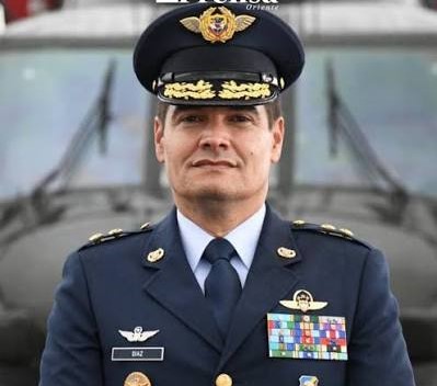 serviotuliodiaz's tweet photo. UN CONSEJO AL PRESIDENTE DE COLOMBIA
Un consejo para el presidente de los 13 millones de erráticos que votaron por este esperpento: Para que le salga medio creíble su saludo militar, hazte un cursito express de rescate. El general Díaz y sus halcones te pueden dar una mano. https://t.co/LKvZ3HXPH9