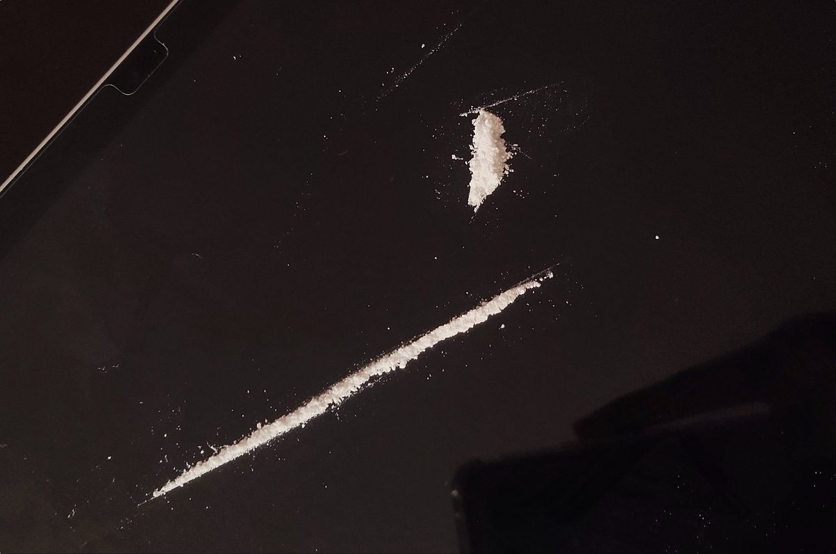 HeartCrystl_'s tweet photo. Yo drogándome en retroverguiza pq por jugarle a la detective termine viendo cosas q no tenía q ver, y la droga es lo único q evitará mi colapso suicida:
#drugstwt #drugtwt #drugs #subtwt https://t.co/fEFTP2tJgt