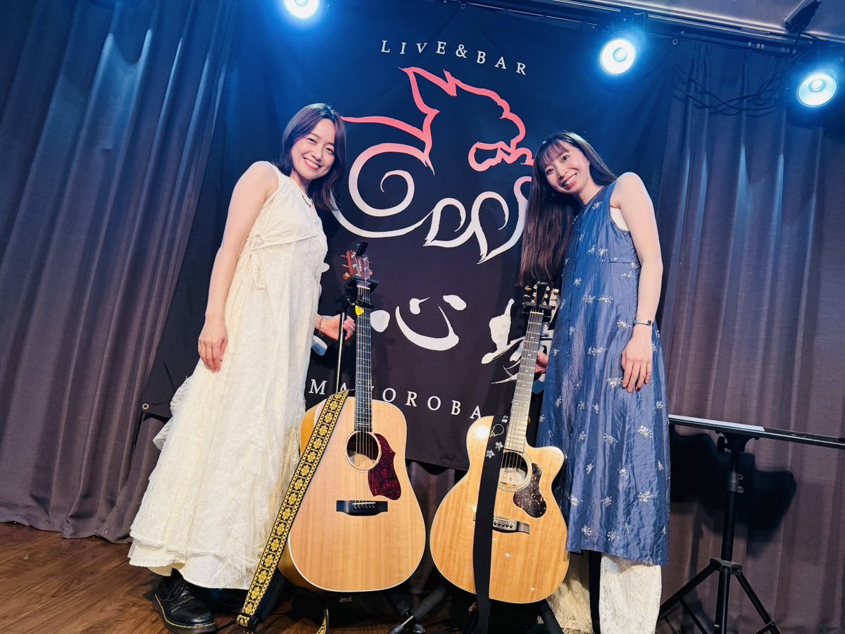 mahorobalive's tweet photo. 【ライブレポート】

2026.09.13(日)昼
 
山根万理奈 pre.
『UBUGOE TOUR』
act)
#山根万理奈
#ハナフサマユ

9/13のお昼は、山根万理奈さんのデビュー15周年を記念し、全国15箇所を巡る『UBUGOE TOUR』大阪編でした！

記念すべき大阪編のお相手には、ハナフサマユさんをお迎えして。

先攻のハナフサマユさんのステージから、もう愛がいっぱい✨

楽曲を通してはもちろん、MCの中でも万理奈さんへの想いやリスペクトが伝わってくる場面が何度もあり、今回の15周年を一緒にお祝いできる喜びが溢れていました(≧∀≦)

そして、そんな愛をたっぷり受け取った万理奈さんもまた、大きな愛で返すようなステージ！

お客様からも大きな拍手や手拍子が響き、会場全体があたたかな空気に包まれていました✨

さらにコラボステージでは、お互いの楽曲を一緒に歌い、二人だからこその素敵なハーモニーも披露(^^)
それぞれのステージはもちろん、一緒に歌うことでまた違った魅力も感じられる、15周年のお祝いにぴったりな昼公演になったんじゃないかなと思います！

ご来場いただいた皆様、そして配信からご覧いただいた皆様も、本当にありがとうございました！

『UBUGOE TOUR』はまだまだ続きます！

次回は9/23(水・祝)、広島・ふらんす座へ。

その後も11/5のツアーファイナルまで全国各地へと続いていきますので、ぜひ今後のスケジュールもチェックしてみてください！

改めて山根万理奈さん、デビュー15周年おめでとうございます！！

#真心場