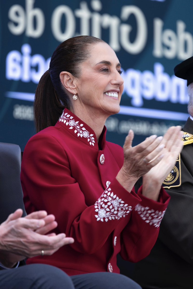 AndreaChavezTre's tweet photo. Mujer, científica, madre, abuela, Presidenta de la República Mexicana y Comandanta Suprema de las Fuerzas Armadas.

Dra. @Claudiashein, orgullo nacional. https://t.co/93QTguEWma
