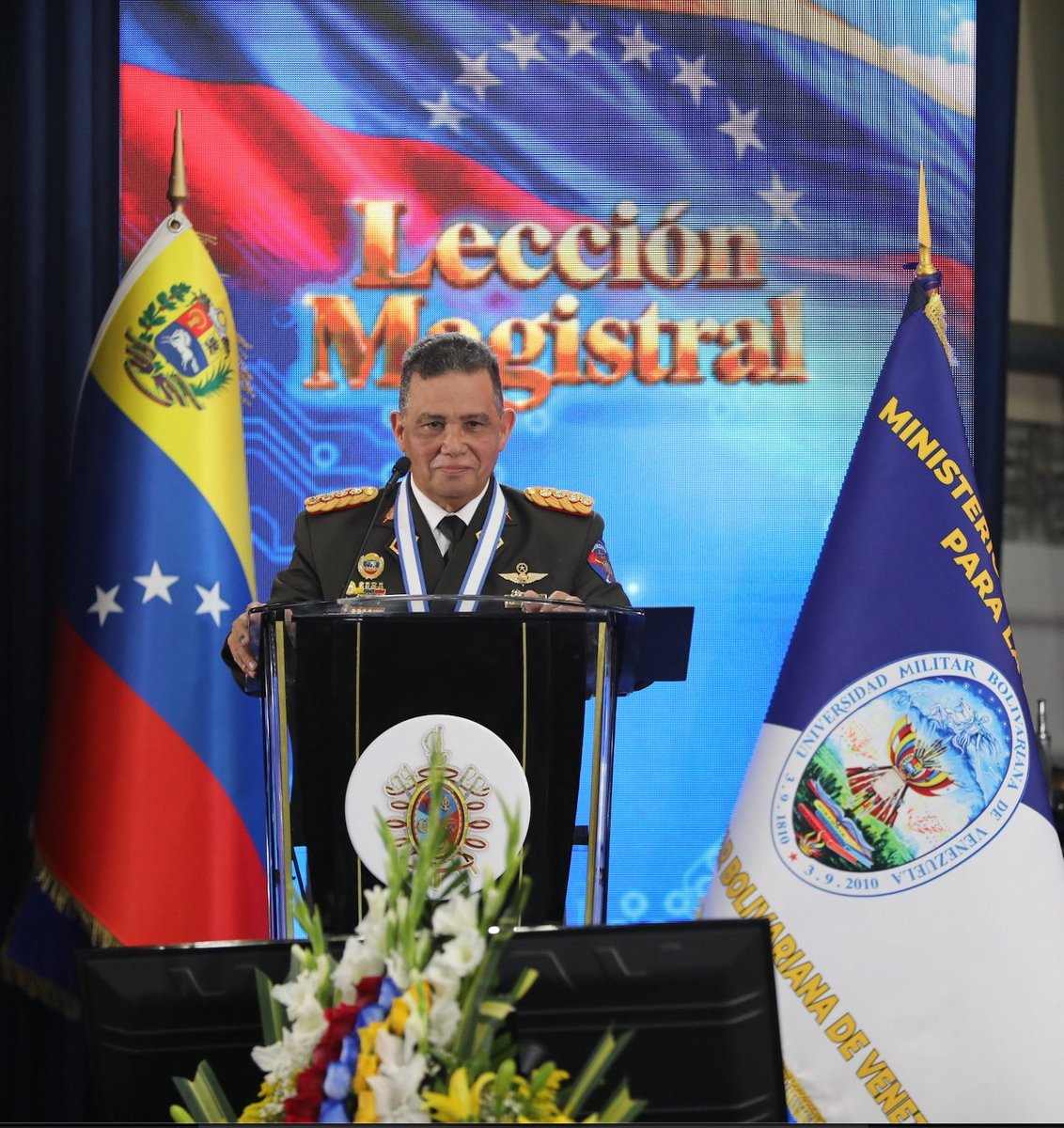 TVFANB's tweet photo. #16SEP26 Durante el inicio formal al Período Académico Militar 2026-2027 el ministro de la Defensa GJ. Gustavo González López, enfatizó 📢"La tecnología amplía capacidades, pero jamás sustituirá la conciencia moral de un Comandante" https://t.co/GB1IaxPajz
