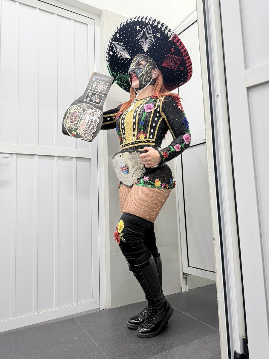 Lluvia89230502's tweet photo. Orgullosamente representado al CMLL y a México 🇲🇽 #cmll  #mexico #lluvia https://t.co/IY2JB453IF