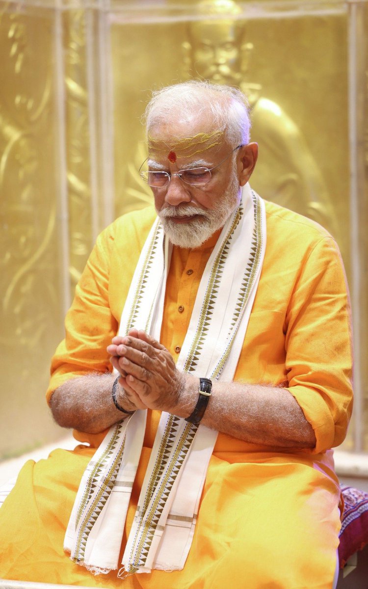 sastrychada's tweet photo. పెళ్ళాం బాధ్యత లేదు..
పిల్లలు లేరు...
కుటుంబ  బాధ్యతలు లేవు...
పోగేసుకోవాలి అనే యావ లేదు...
తరువాత తరం వాడికి తన పదవి ఎలా ఇవ్వాలి అనే తాపత్రయం లేదు...
ఉన్నది ఒకటే కోరిక..
ఒకటే ధ్యాస...
నా భారత్ ని విశ్వగురువు ఎలా చేయాలి?
ఎన్ని అడ్డంకులు ఎదురైనా...
ఎన్ని విమర్శలు వచ్చినా...
ఎన్ని తిట్లు తింటున్నా...
ఉన్న సమయం అంతా, జీవితం అంతా
దేశానికి అంకితం..
ఇది కదూ నిస్వార్థ దేశభక్తి...
ఇది కాదూ దేశానికి తనువు అర్పించడం అంటే..
ఏ శతాబ్దాలకో ఒకరు పుడతారు...
ఆ సమయంలో మనం ఉండటం మన అదృష్టం..
గుర్తించలేని వారి దురదృష్టం...
రాజకీయాల్లో అడుగుపెట్టిన దగ్గర నుండి రాజయోగమే...

మన వంటి వారు  గుర్తించడంలో ఆలస్యం.. 
అంతే...

నేను దాదాపు 25 సం. ల క్రిందట ఈ వ్యక్తి గురించి పూర్తిగా స్టడీ చేసి అతని గొప్ప తనం గుర్తించాను. ఎందుకు ఇతని గురించి స్టడీ చేయవలసి వచ్చింది అంటే ...

బహుశా అది 2000 సం. లో అనుకుంటా వైజాగ్ లో ఎక్కిరాల కృష్ణమాచారి గారి ఆధ్యాత్మిక పత్రిక "మిహిర" నూతన సం. ఫలాలు రాస్తూ... రాబోయే దశాబ్దాల లో భారత్ విశ్వ గురువు అవుతుంది అంటూ రాసింది. 

అంతే కాదు, దేశానికి పెద్దగా పరిచయం లేని, పశ్చిమానికి చెందిన, వివేకానంద పేరు స్ఫురించేలా ఒక వ్యక్తి అకస్మాత్తుగా దేశ రాజకీయాల్లో కి వస్తాడు, అతను దేశ అత్యున్నత పదవి అలంకరిస్తాడు, కనీసం 10 సం. లు పదవిలో ఉంటాడు. అతను పదవి లోంచి దిగే సమయానికి భారత్ ని ప్రపంచం విశ్వ గురువుగా గుర్తిస్తుంది అని రాశారు.

అప్పట్లో అటువంటి వ్యక్తి కోసం చూస్తే పశ్చిమ ప్రాంతం నుండి బాగా పాపులర్ నేతలుగా పవార్, ప్రమోద్ మహాజన్ వుండేవారు. కానీ, వారికి వివేకానంద పేరు లింక్ లేకపోవడంతో, నాకు నరేంద్రుడు లో ఆ చెప్పిన లక్షణాలు పూర్తిగా ఉన్నాయి అని కనిపించింది. అందుకే అప్పటి నుండి మోదీ గురించి అంటే,  ఆయన వ్యక్తిత్వం, ఆయన కుటుంబ నేపధ్యం, RSS లో ఆయన ఎదుగుదల ఇలా చాలా విషయాలు మీద నేను మోదీ గురించి తెలుసుకున్నాను. అప్పుడే తెలిసింది నాకు ఇతను ఒక పని రాక్షసుడు, RSS ఏ బాధ్యత అప్ప చెప్పినా ఒకే లక్ష్యం తో, చిత్త శుద్ది తో పనులు మొదలు పెట్టి ఇచ్చిన బాధ్యత విజయవంతం గా పూర్తి చేస్తాడు అని.. 

ఆ తరువాత కాలంలో ఆయన గుజరాత్ ముఖ్యమంత్రి కావడం, అయిన కొద్దీ రోజుల్లోనే భయంకరమైన భూకంపం కచ్ ప్రాంతంలో వచ్చి సర్వ నాశనం అవ్వడం జరిగింది. దాని పునరుద్ధరణ పనులు ఒక వైపు చేస్తూ ఉండగానే, 2002 గోద్రా అల్లర్లు, ఆయన మీద ముప్పేట దాడులు, కోర్టు కేసులు. ఒక వైపు వీటిని సమర్ధవంతంగా ఎదుర్కొంటూ ఎవరూ ఊహించన వేగంగా గొప్పగా కచ్ పునర్నిర్మాణ పనులు పూర్తి చేశారు. విద్యుత్ కోతలతో సతమతమవుతున్న రాష్ట్రాన్ని మిగులు విద్యుత్ రాష్ట్రంగా మార్చారు. నెహ్రూ టైం లో మొదలు అయ్యి, దశాబ్దాలుగా సాగుతున్న మరియు మేధా పాట్కర్ వంటి వారు సృష్టిస్తున్న అడ్డంకులను ఎదుర్కొంటూ నర్మదా డాం నిర్మాణ పనులు వేగవంతం చేసారు.

మోదీ ముఖ్యమంత్రి అయిన దగ్గర నుండి నేను  ఆయన కార్యకలాపాలు ఫాలో అవడం ఇంకా ఎక్కువ అయింది. 2014లో పై జ్యోతిష్యం మీద నమ్మకంతోనే మోడీ ఖచ్చితంగా ప్రధాని అవుతారు అని చెప్పే వాడిని.  ఒక రాజకీయ నాయకుడిని ఇంతలా అభిమానించి నా సమయం ఖర్చు చేస్తానని ఎప్పుడూ అనుకోలేదు ఆయన్ను అంతగా అభిమానించి  ఆయనకు మద్దతు ఇవ్వడానికి నా సమయం వెచ్చిస్తున్నందుకు నేను బాధపడే పరిస్థితి ఈ 25 సం.లలో ఏ నాడూ కలగ లేదు. 

2000లో నేను అనుకున్న నా అంచనా తప్పు కాలేదు.

'ఖలేజా' సినిమాలో ఒక డైలాగ్ ఉంటుంది.

"అద్భుతం జరిగే ముందు ఎవరు
గుర్తించలేరు….
జరిగిన తర్వాత గుర్తించాల్సిన
అవసరం లేదు....."  అని.

మోదీ విషయం లో ఇదే నా అభిప్రాయం.

అప్పుడు ఆ జ్యోతిష్యులు చెప్పిన విధంగా మోదీ ప్రధాన పదవి అలంకరించడం, ఆ పదవిలో 10 సం. లు దిగ్విజయంగా పూర్తి చేసుకోవడం కూడా జరిగింది.

రాజకీయ కారణాలు విభేదాల వల్ల కొందరు ఒప్పుకోక పోయినా 2014 పరిస్థితి తో పోలిస్తే భారత్ ఆర్ధికంగా, సైనిక పరంగా, టెక్నాలజీ పరంగా, అంతర్గత భద్రత పరంగా, అంతర్జాతీయ స్థాయి పరంగా చాలా దృడంగా ఉంది.

సరే! ఈ తరువాత ఏంటి? అని ఒక ప్రశ్న నా మెదడులో ఉంటే గత సం. ఈ విషయం తెలిసింది.

ఒక జ్యోతిష్యులు మోదికి జగదాంబ ఆశీస్సులు పుష్కలంగా ఉన్నాయి అని చెప్పారు.. 
ఆయనే 2014లో, 2019లో మరియు 2024 ఎన్నికల్లో కూడా మోడీ ప్రధాని అవుతారని అని చెప్పారు.

మరో ఆసక్తికరమైన విషయం ఏం చెప్పారు అంటే...

2001లో శని వృషభరాశి ని దాటాడు. అదే 2001 సం. లో మోదీజీ రాజకీయ శక్తి ప్రయాణం ప్రారంభమైంది అని,  .శని వృషభంలో సంచరించడం రాజకీయ శక్తిలో మార్పుకు ప్రసిద్ధి చెందిందిగా చెప్ప బడుతుందట. అందువల్ల 2031 వరకు ఆయనే పదవిలో వుంటారు. జగదాంబ ఆదేశానుసారం బహుశా అక్టోబర్ 2030 నుండి జూన్ 2031 కాలంలో ఆయన పదవి వదిలేస్తారు అని చెప్పారు.

ఆయన జ్యోతిష్యం నిజం కావాలి అని జగదాంబ ను ప్రార్ధిస్తూ... 

మోడీకి 77 వ జన్మదిన శుభాకాంక్షలు.

....చాడా శాస్త్రి....