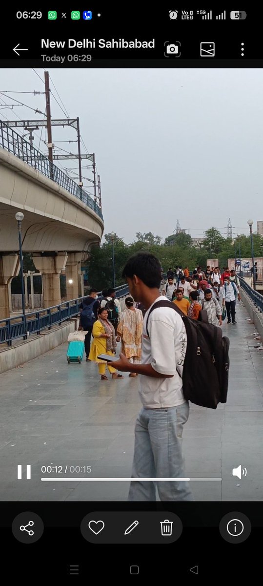 manjit3110's tweet photo. @DelhiPolice @RPF_  anand vihar terminal ke foot overbridge jo terminal ne metro ki taraf ja raha, 3/4 ledies logo se jabardasti paise ugahi kar rahi, @DelhiPolice @RAnandvihar https://t.co/R4VD16L9f3