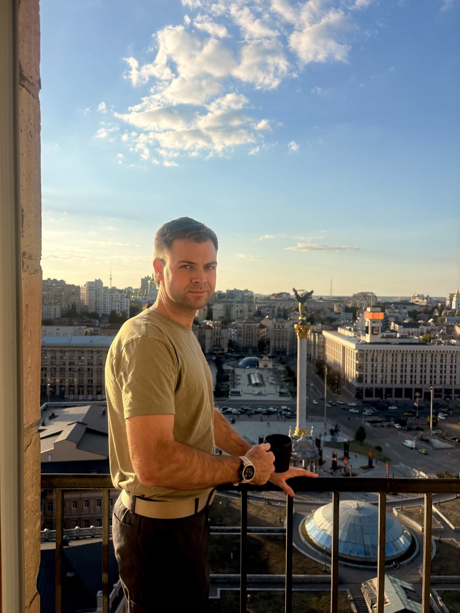 sam__cornell's tweet photo. 1/14 I’m an American who arrived in Kyiv today. 🇺🇸➡️🇺🇦

Within hours, Russia 🇷🇺 launched a massive wave of attacks on the city.

I came here to spend three days studying how Ukraine’s healthcare system functions during a war.

I knew there was active conflict. I did not expect my first night to look like this.
