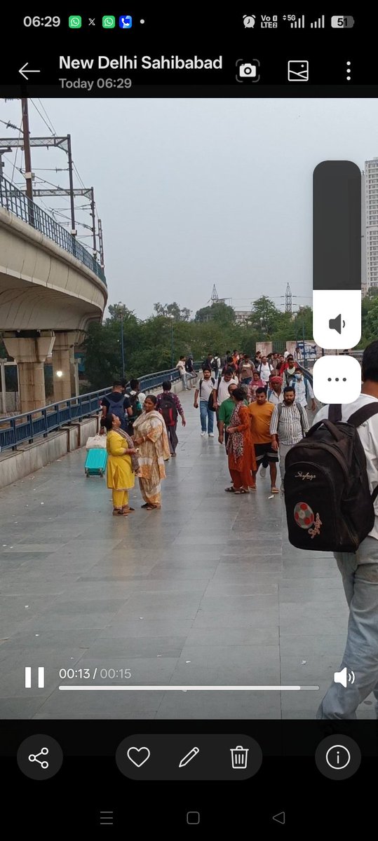 manjit3110's tweet photo. @DCPDelhiRailway @rpfnrdli @DelhiPolice @RailwaySeva @drm_dli आनंद विहार रेलवे स्टेशन के  ओवरब्रिज पर कुछ महिलाओं द्वारा यात्रियों से जबरन पैसे की उगाही (Extortion) की जा रही है। यात्रियों के साथ अभद्र व्यवहार भी किया जा रहा है। कृपया तुरंत कार्रवाई करें। https://t.co/v0LIwAHJjF
