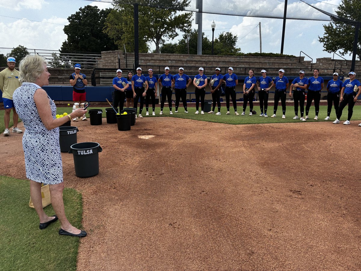 TulsaSoftball's tweet photo. Thank you to Susie Collins Hentschel for swinging by practice this afternoon! 🥎

#ReignCane https://t.co/8tgl83dX9l